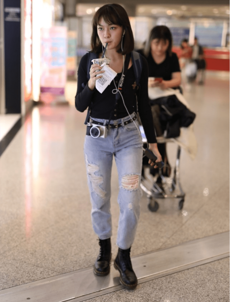 就像文淇的穿搭那样,一件黑色的上衣加上牛仔裤,穿搭上丝毫不会有任何