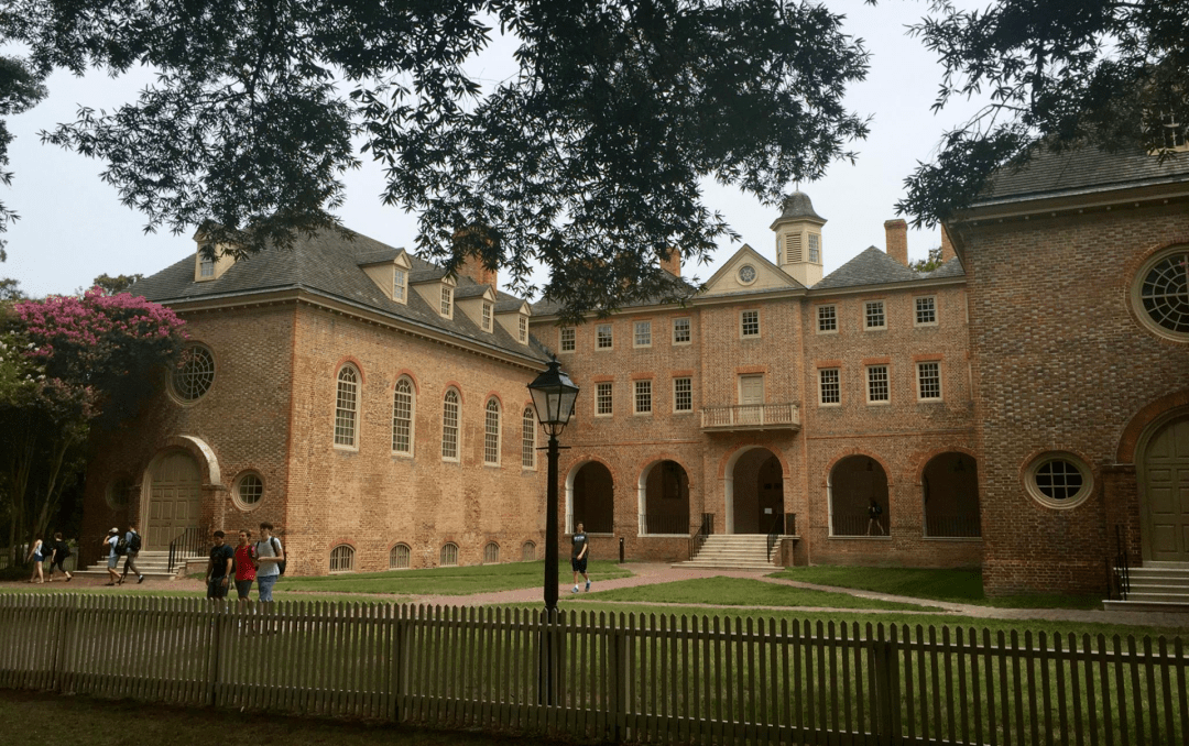 在威廉玛丽学院,所有人的必修课都是基于coll系统,选修课根据自己的