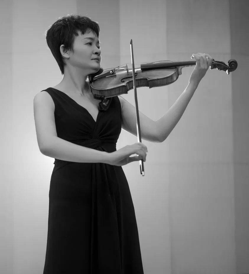 中央音乐学院声乐表演硕士,师从黑海涛教授.