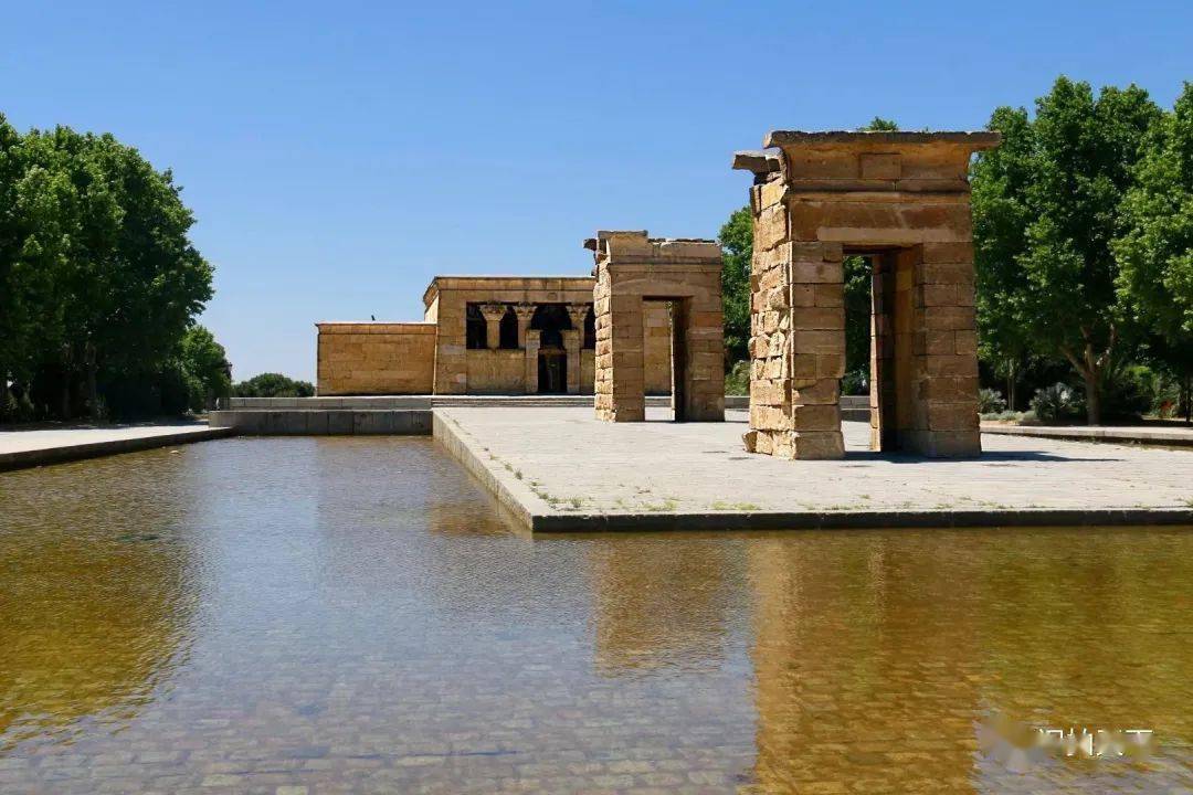 视野宽广,而最大的亮点是公园内有一座异地重建的古埃及神殿