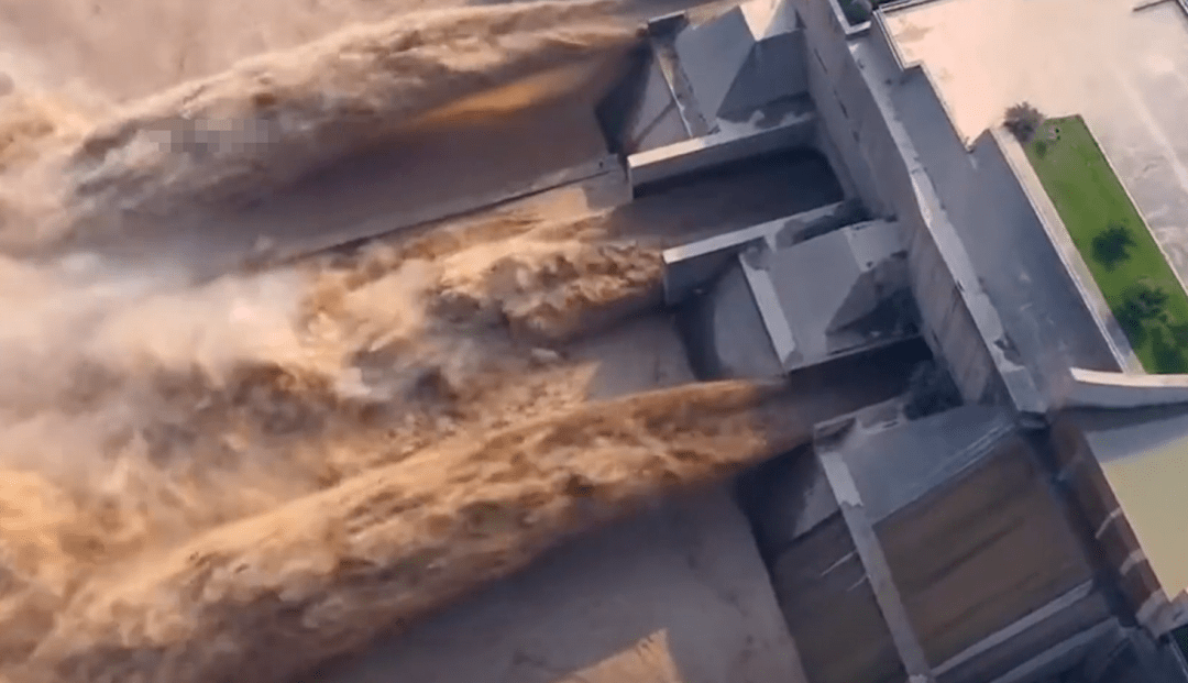 即使百年之后,三峡大坝也不会因为淤泥而出现任何问题,目前蓄清排浑