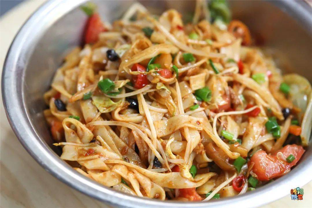 老友炒粉与传统桂林炒粉的区别,便是加了豆豉酸笋入味,味更重更浓;而