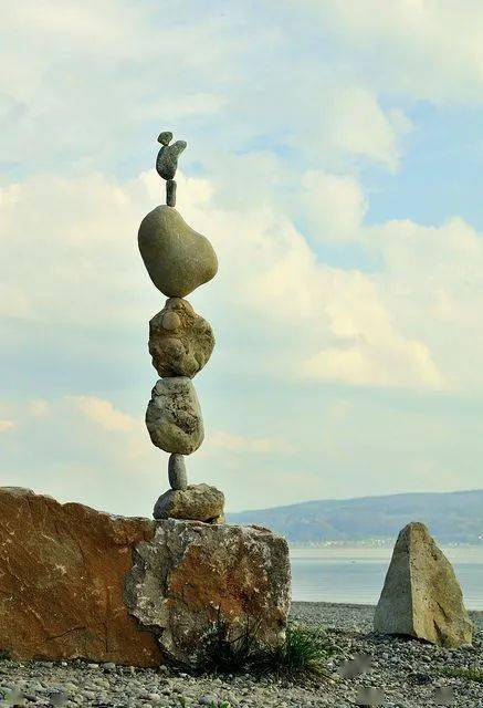 石头平衡术依然能完美呈现仿佛两个人坐在悬崖边看海实在是太美妙了"