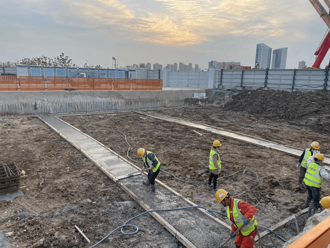 (振兴南路站项目施工人员正紧锣密鼓地进行冠梁,支撑梁垫层施工)5月1