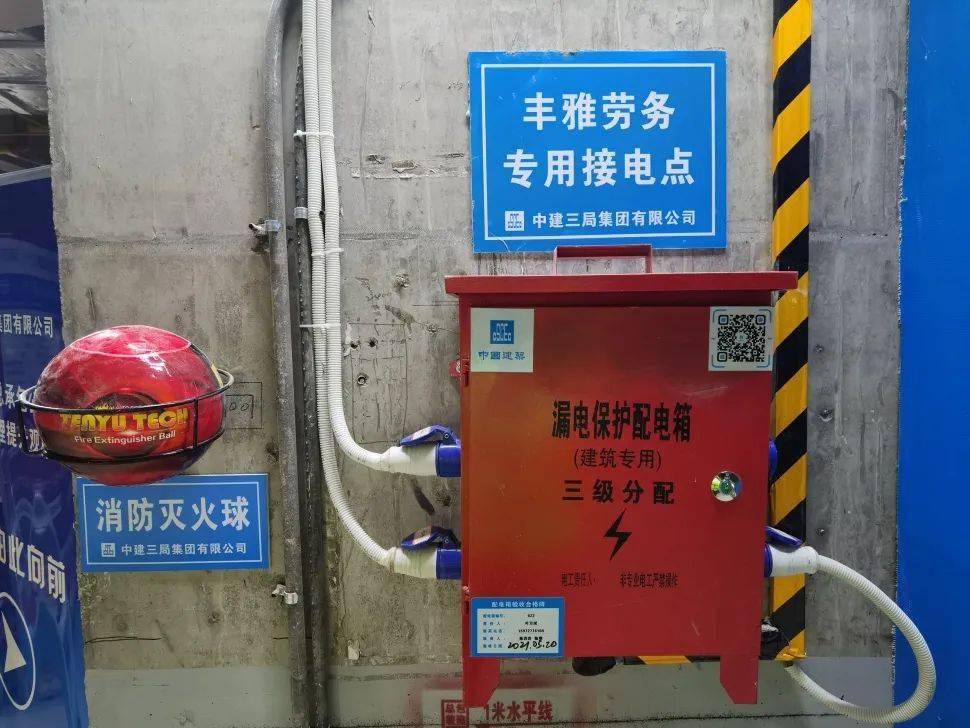 挂彩旗,标识牌警示悬挂电缆频繁转场的临时电缆采用绝缘s钩和成品绝