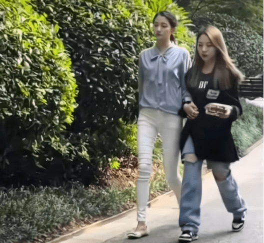 关晓彤与助理同框被拍,助理气场强大颜值高,却遭批:喧宾夺主