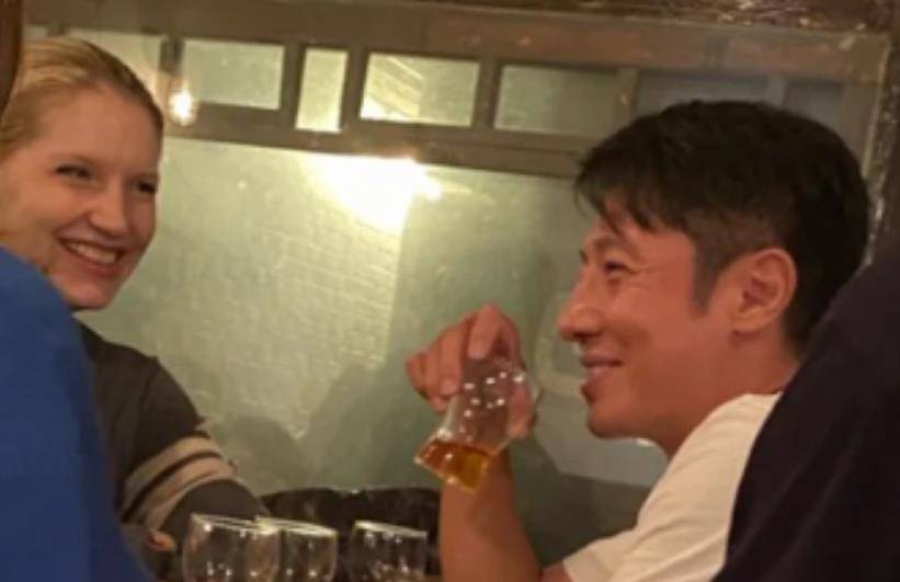 撒贝宁带李白出游,屁股被夸太翘,加拿大媳妇身材太赞腿长两米_网友_都