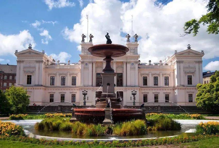 鹿特丹伊拉斯姆斯大学是由荷兰经济学院和鹿特丹医学院等合并组建而成