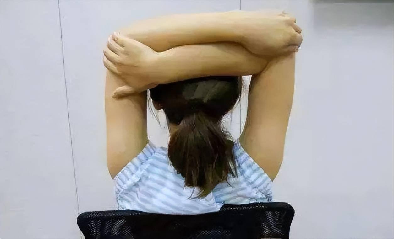 每天走上几千步,腿脚轻快不少,但是身上还总是紧紧绷绷的——这是该