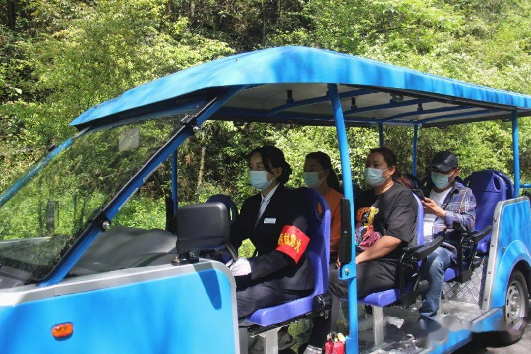 荣获"重庆五一劳动奖章"的王定焱是一名观光车驾驶员,一年四季都穿梭