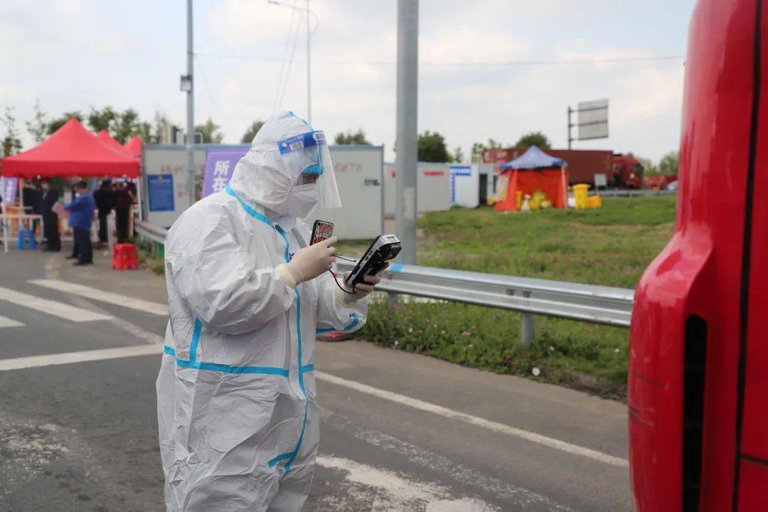 实拍高邮交警大白坚守疫线