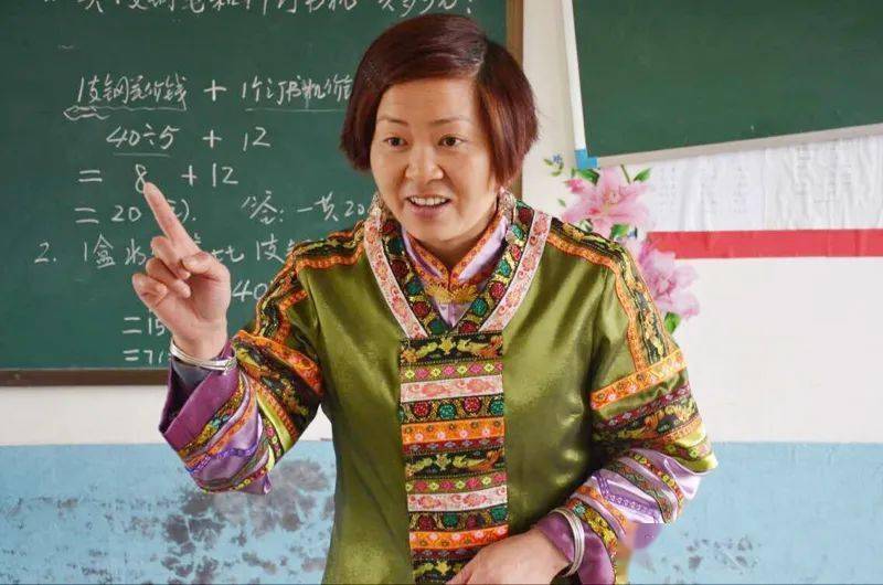 兰朝红从苗家孤儿到十八大代表扎根山村讲台的化缘校长