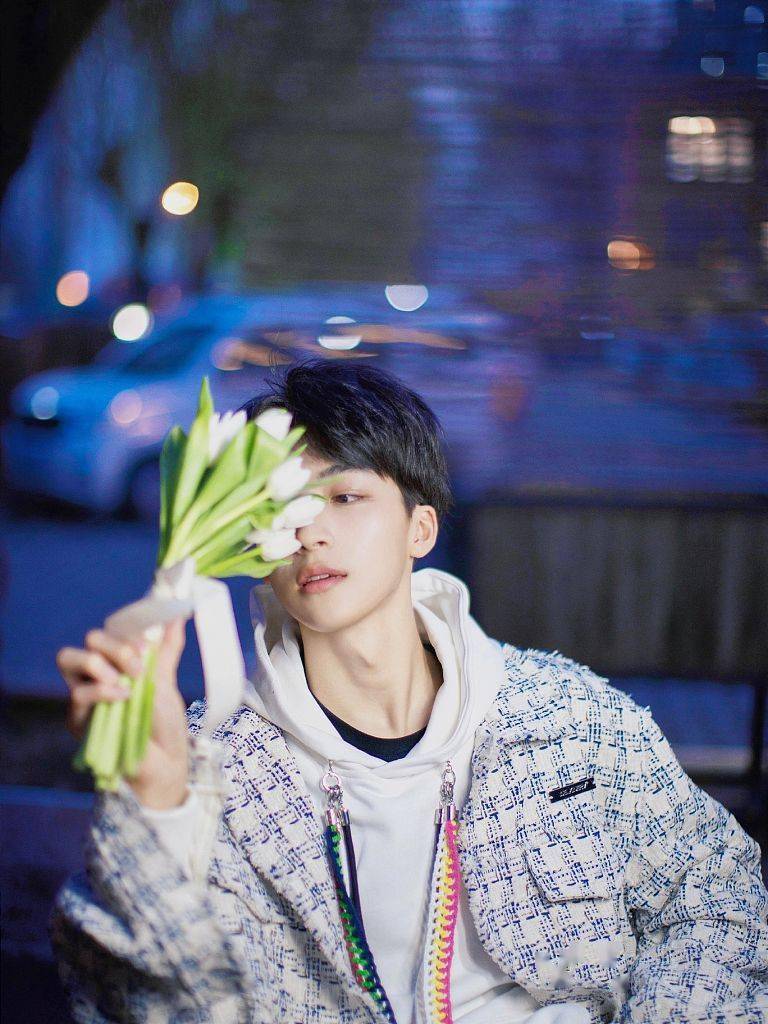 何洛洛最新写真曝光手拿郁金香光影幢幢勾勒少年模样