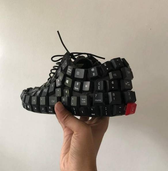 看什么 没见过键盘侠吗?印尼小哥把键盘穿在身上_配饰_衣服_鞋子