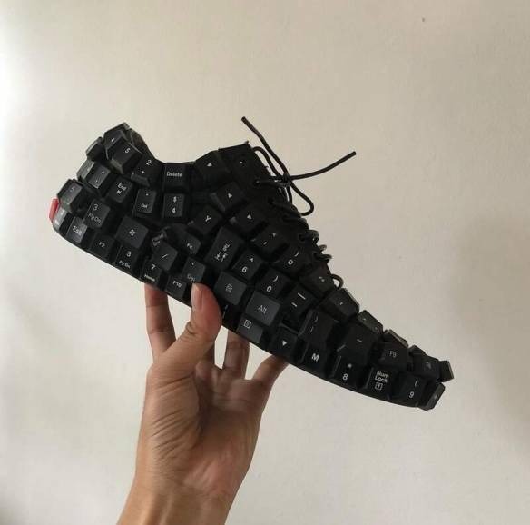 看什么 没见过键盘侠吗?印尼小哥把键盘穿在身上_配饰_衣服_鞋子