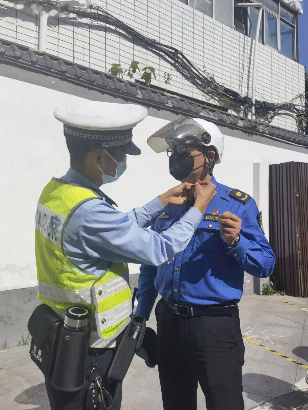 戴头盔保安全促文明瑶海城管积极参与爱心头盔护航文明出行宣传活动