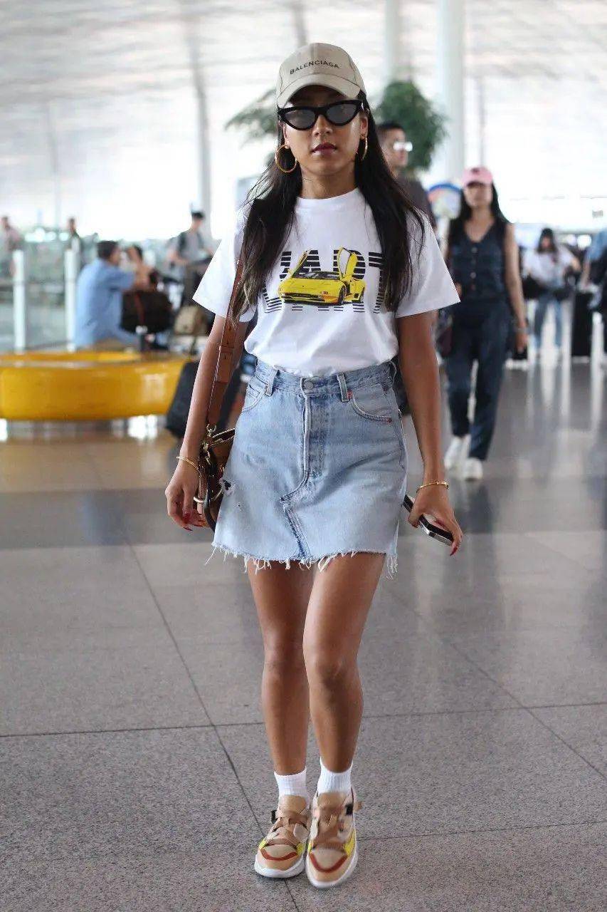 吉克隽逸凭什么秀身材穿短裙腿粗短腰肥厚但时尚感一直很强