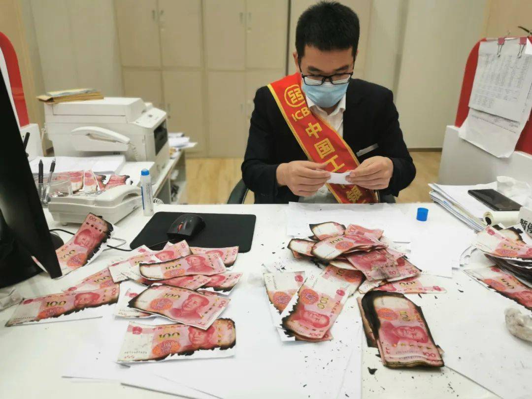 将残损币粘在a4纸上,对残损币进行全额,半额的分类摆放,在现金中心和