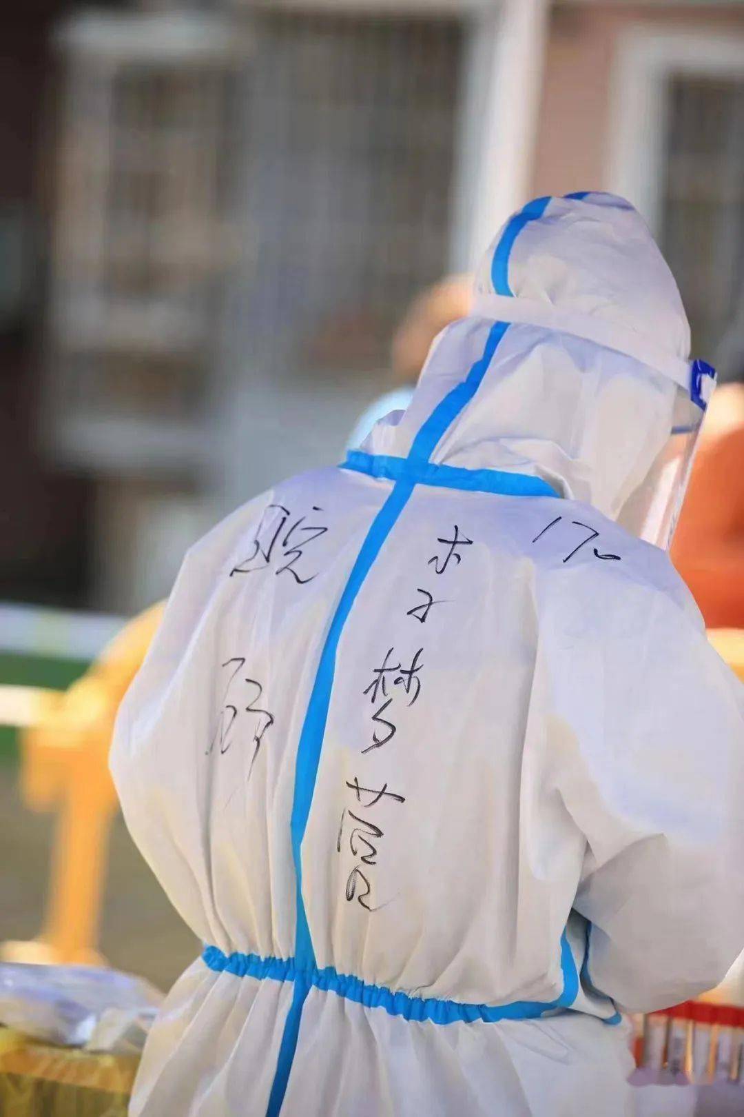 白衣执甲今晚凯旋欢迎回家