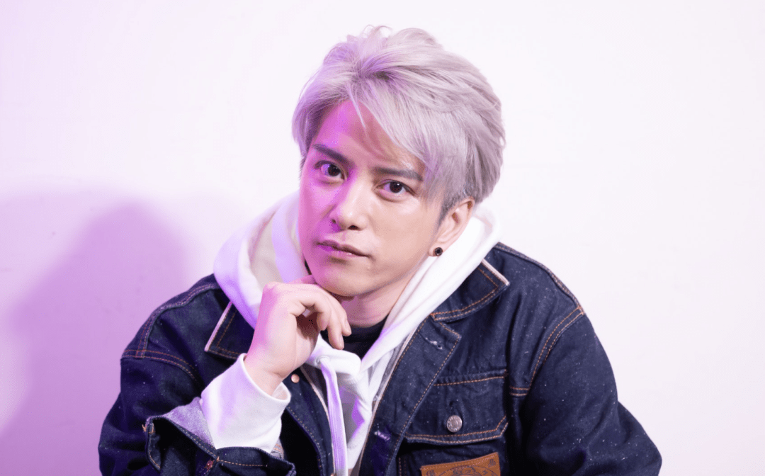 竟是痴情男张彦博为挽留对方每日同一地方等爱人出现