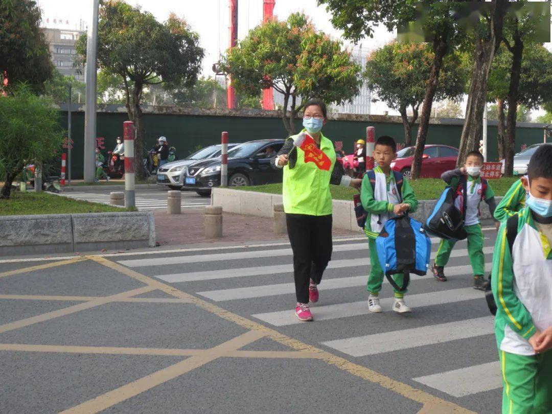 赤诚守护驻心田家校情深映蓝天