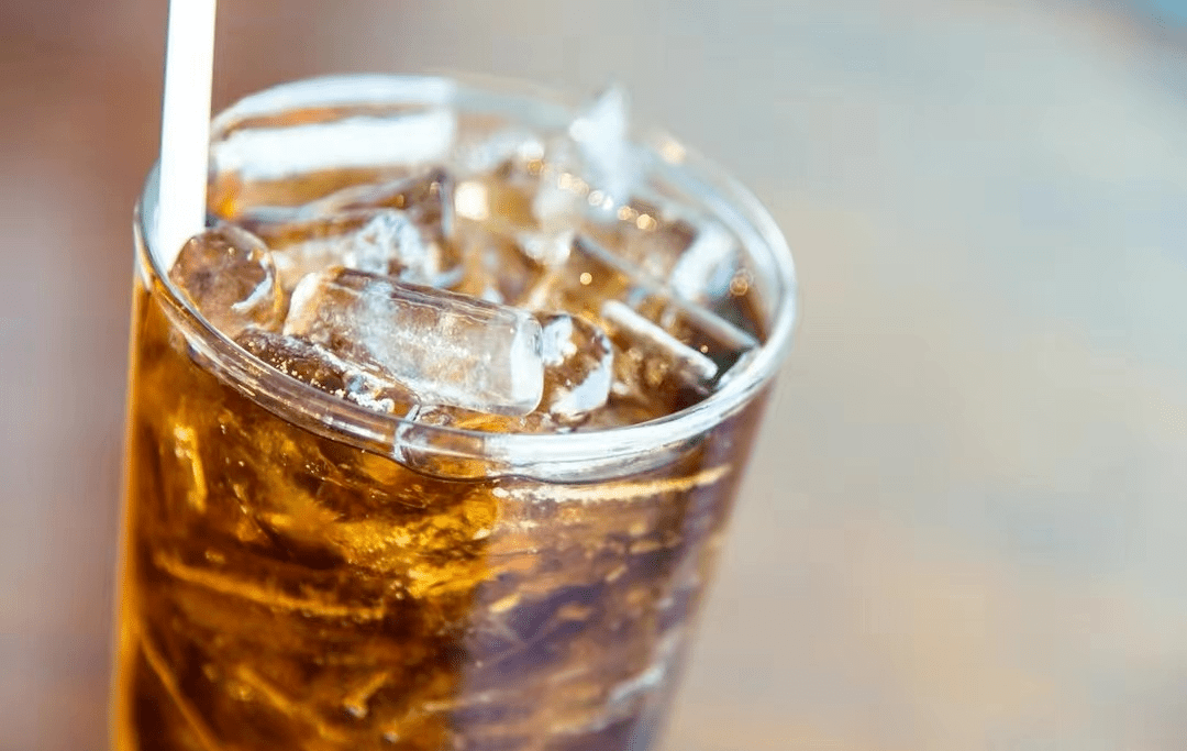 夏天没人能拒绝冰镇可乐吧,一口下去爽4啦