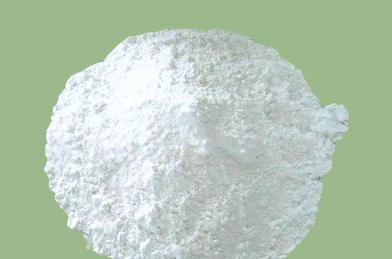 偷狗贼用药水喷狗,几十秒后狗子倒地死亡,如果药水喷到人怎么办_氰化