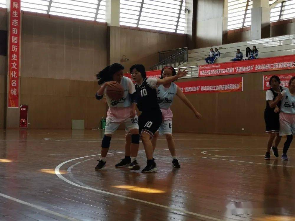 看铿锵玫瑰向梦想投篮写给西乡中学女子篮球队