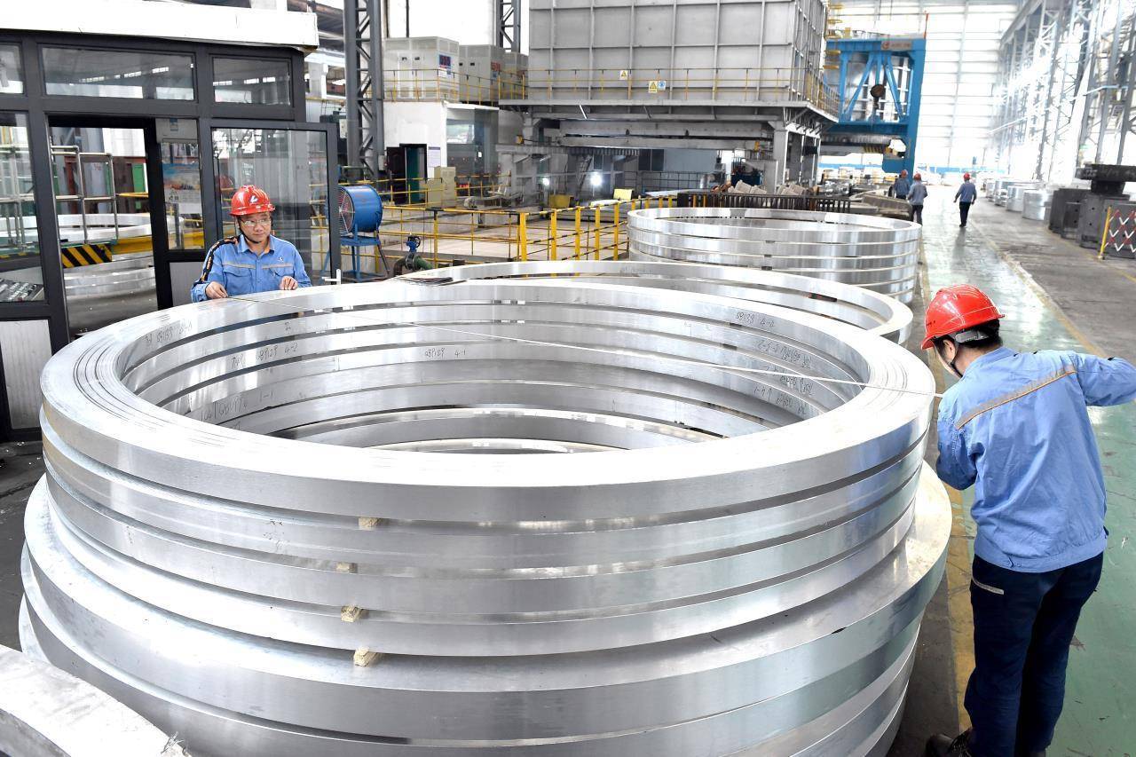 于2016年率先研发生产出4米级超宽铝合金板