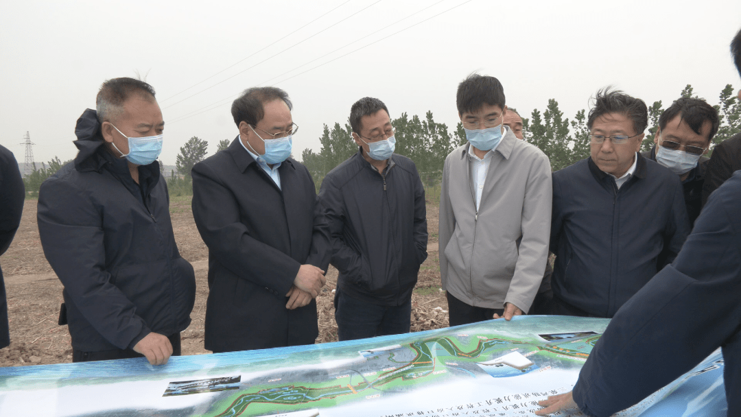 县委书记侯文亮,副县长贾龙龙及市县水利部门相关负责人陪同.