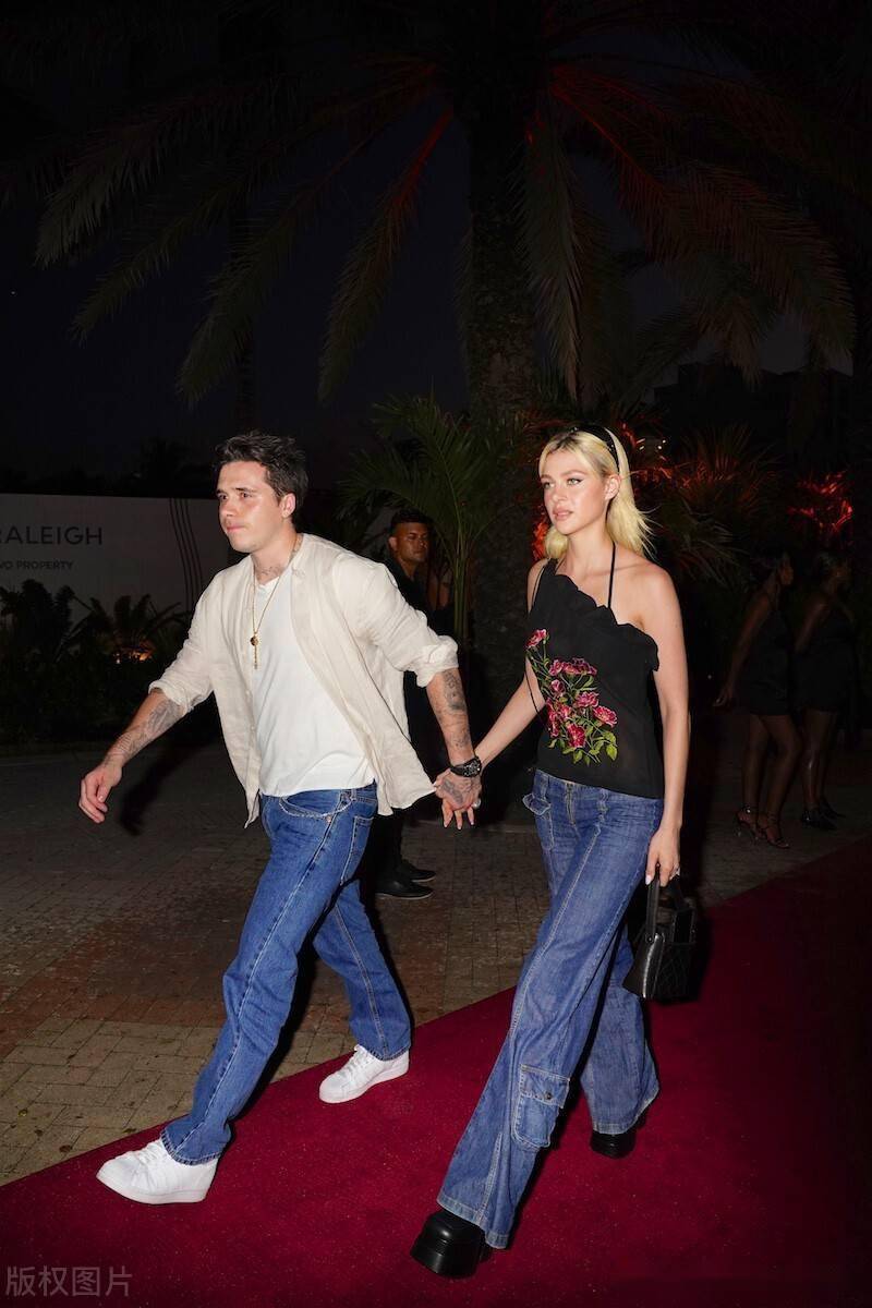 街拍妮可拉佩尔茨斜肩上衣牛仔裤厚底鞋时尚随性