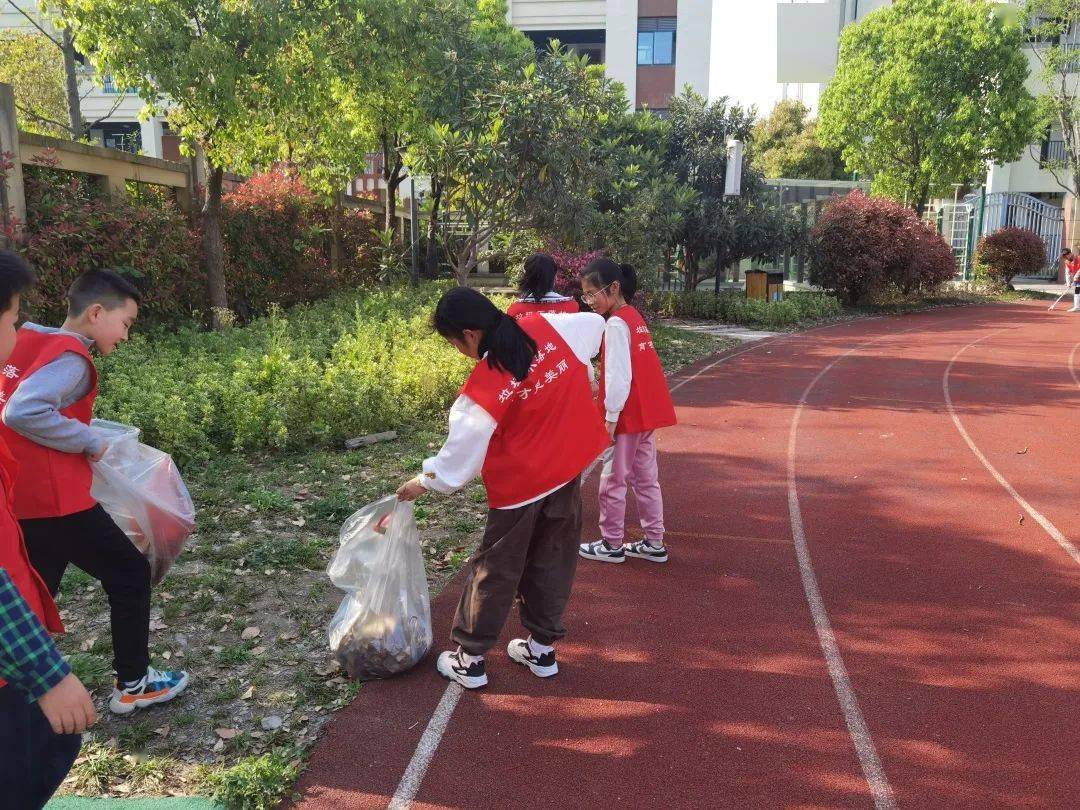 垃圾分类净校园演绎文明新风尚育才实验小学保护校园环境活动