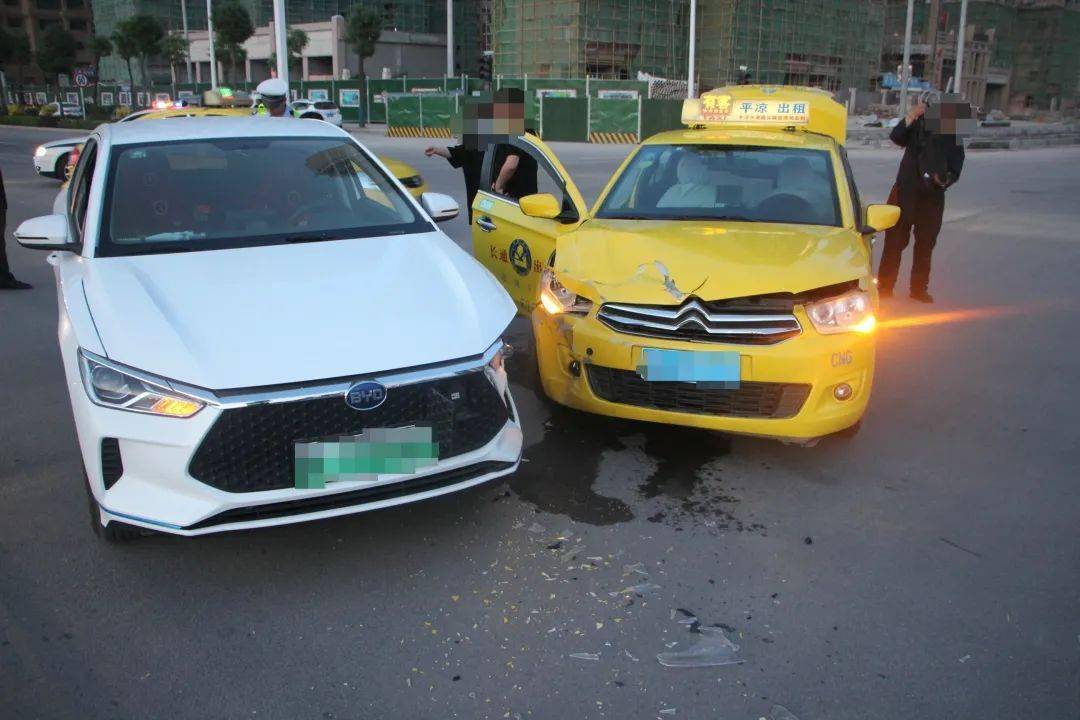 平凉发生3起车祸!致6人受伤._安全带_李某某_曹某某