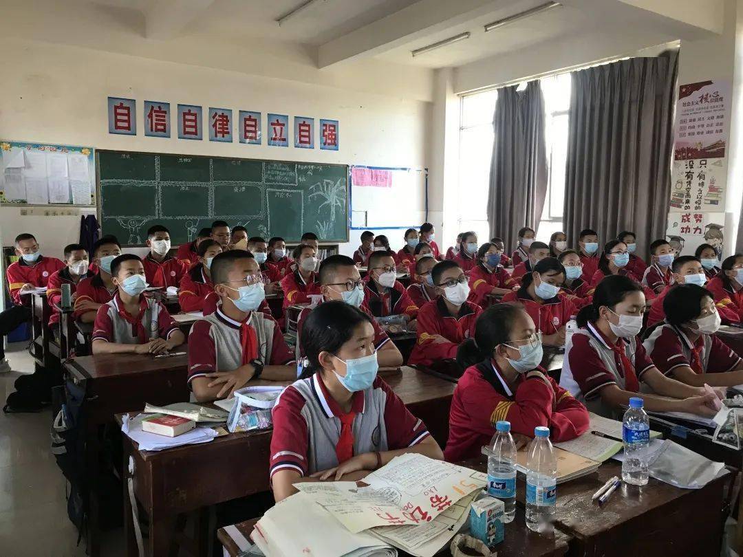 尊重生命敬畏法律德宏州民族初级中学北校区开展法制宣进校园活动