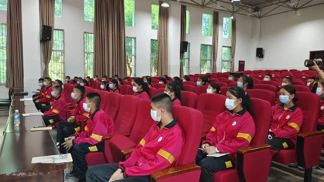 尊重生命敬畏法律德宏州民族初级中学北校区开展法制宣进校园活动