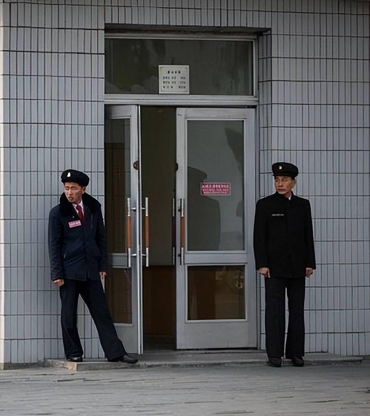 朝鲜人“顶着帽子”，明显太大，单位发的