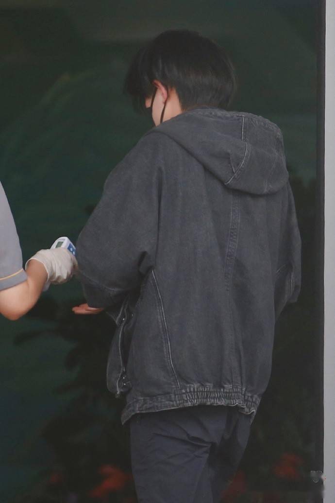 易烊千玺all black造型现身机场 脚踩马丁靴背影帅气_外套_穿着_黑色