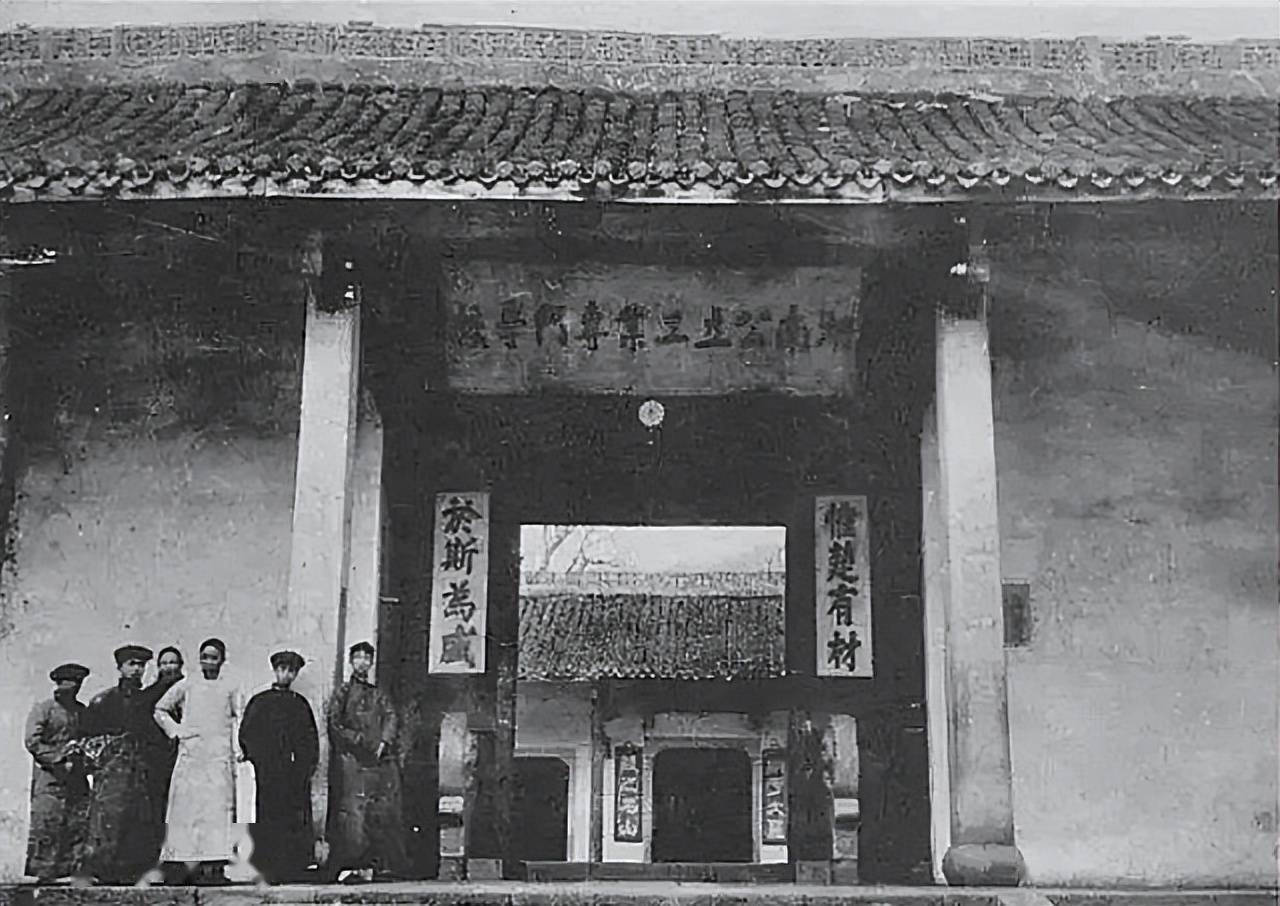 地进入长沙岳麓书院学习,省城的书院比县城的私塾学堂教学更多元化