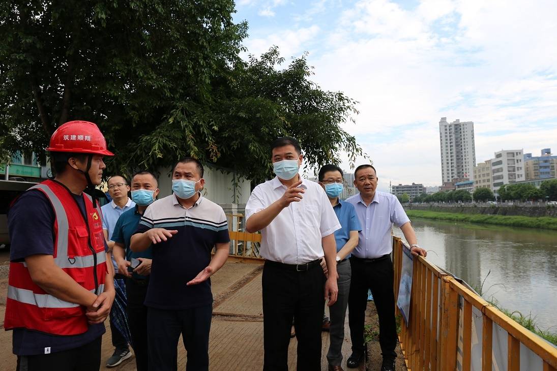 在文昌桥项目施工现场,陈哲江仔细察看项目施工以及防