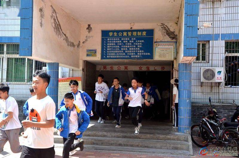 随着"呜呜"的防空警报声从广播响起,四川省仪陇宏德中学2022年"防灾