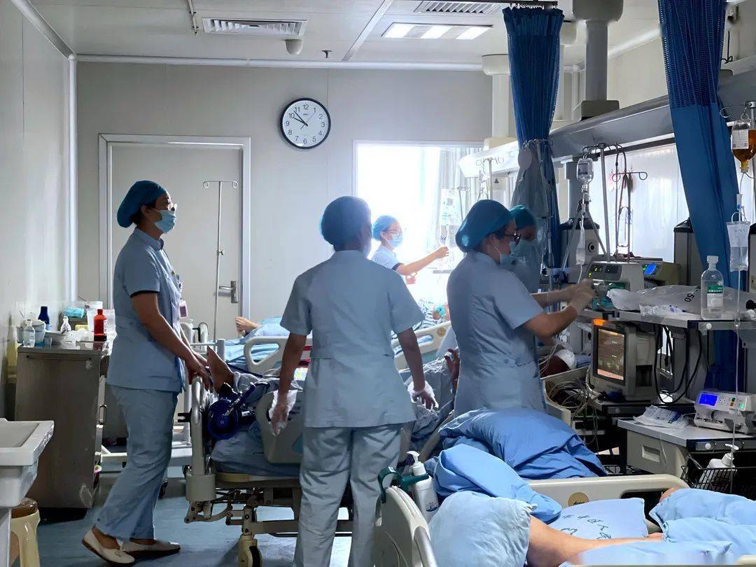 致敬护士走近icu的生命守护者