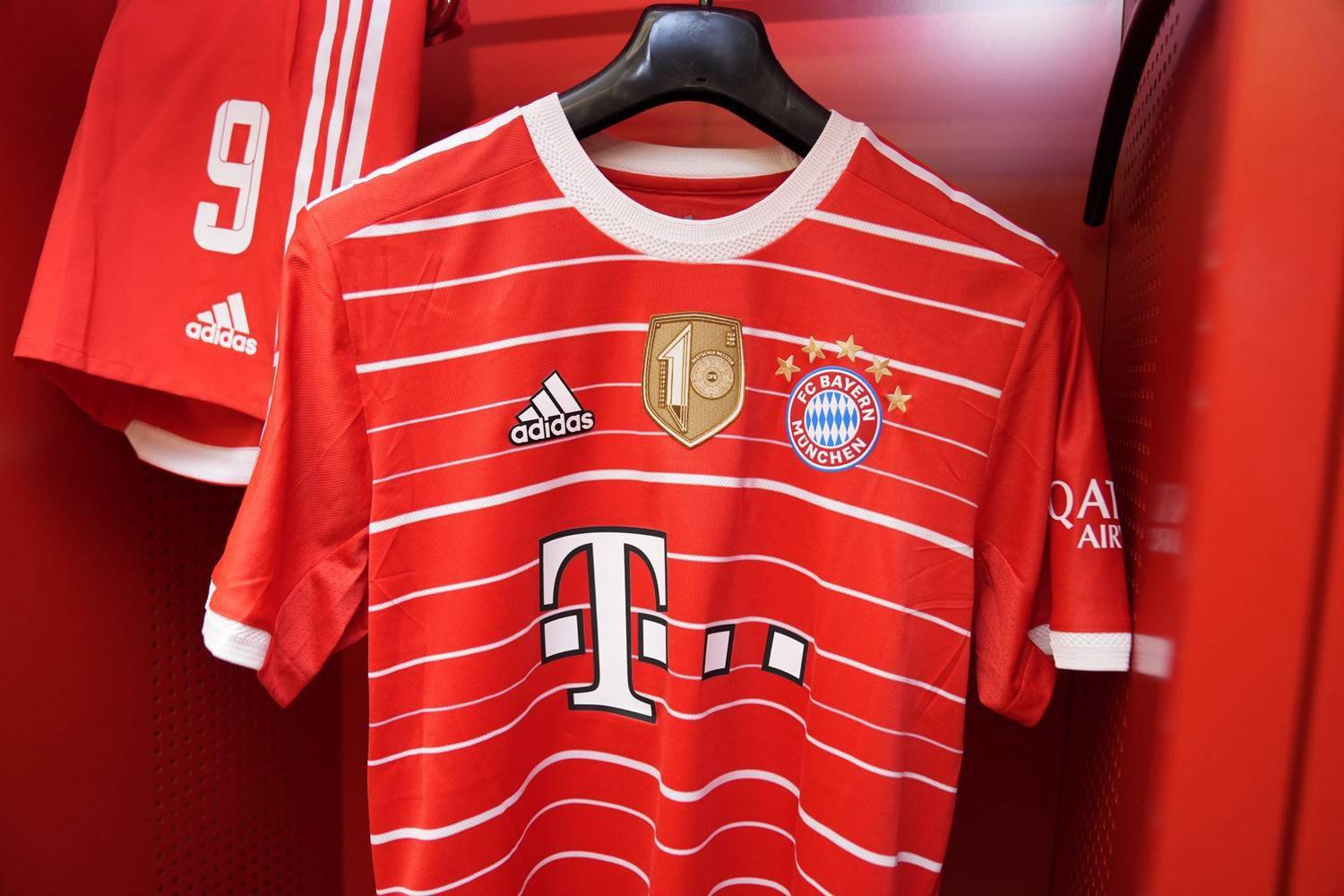拜仁慕尼黑推出德甲十连冠特别版徽章