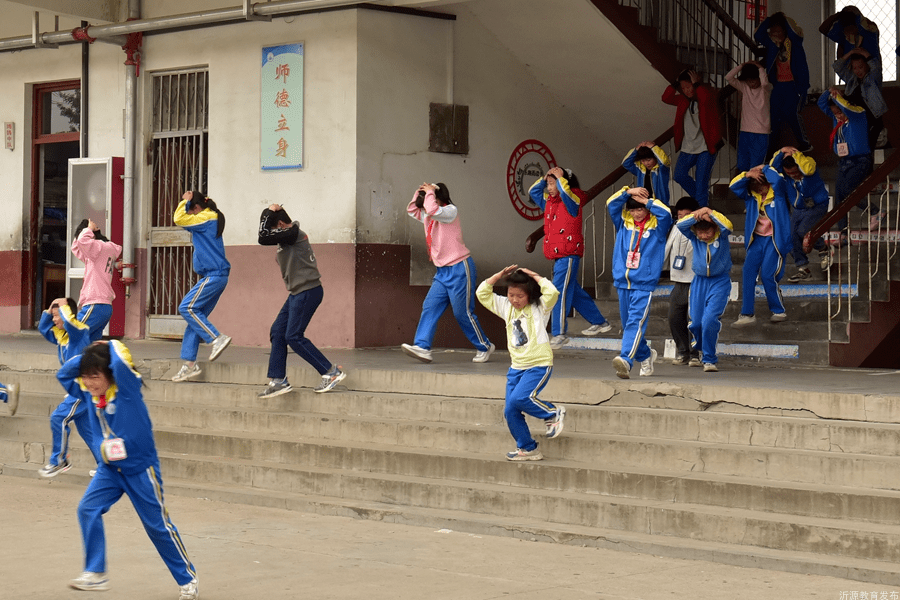 隐患排查◆◆◆◆◆逃生演练◆◆◆◆◆形式多样沂源二中