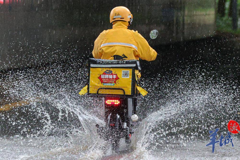 外卖小哥下雨送餐图片图片