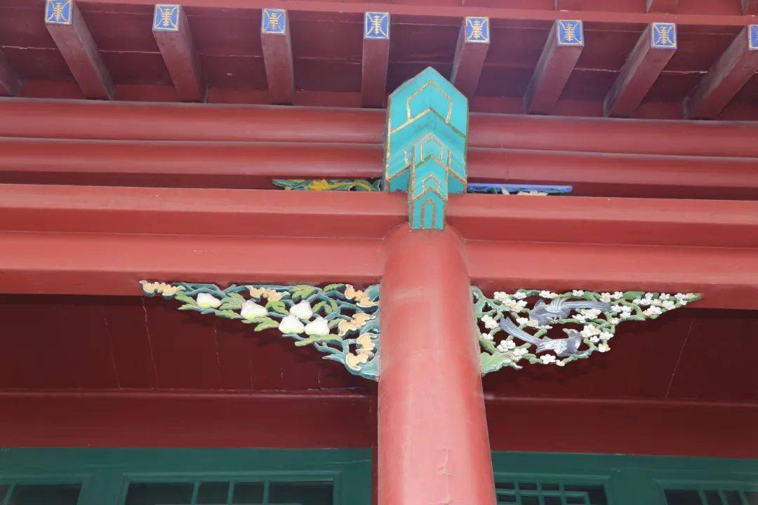 雀替是中国古建筑的特色构件之一,用于缩短梁枋跨度增强梁枋的荷载力.