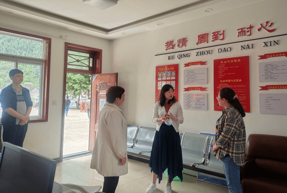 县委常委常务副县长王丽到留凤关镇检查指导疫苗接种工作