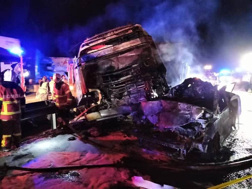 图源:央视新闻这起车祸于12日凌晨1时左右发生在马来西亚南北大道高速
