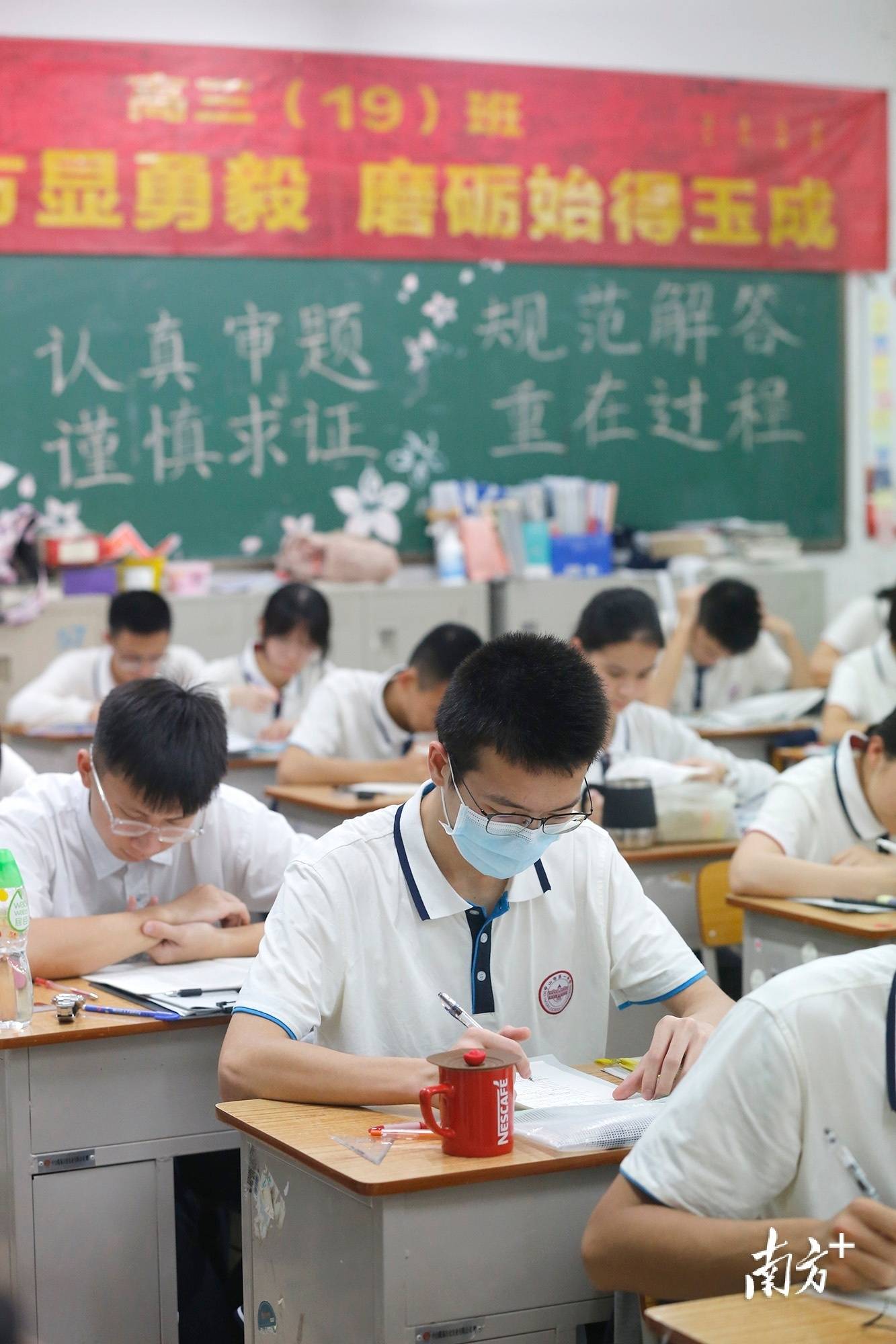 图集高考倒计时中山一中高三学子雨夜拼搏无悔青春