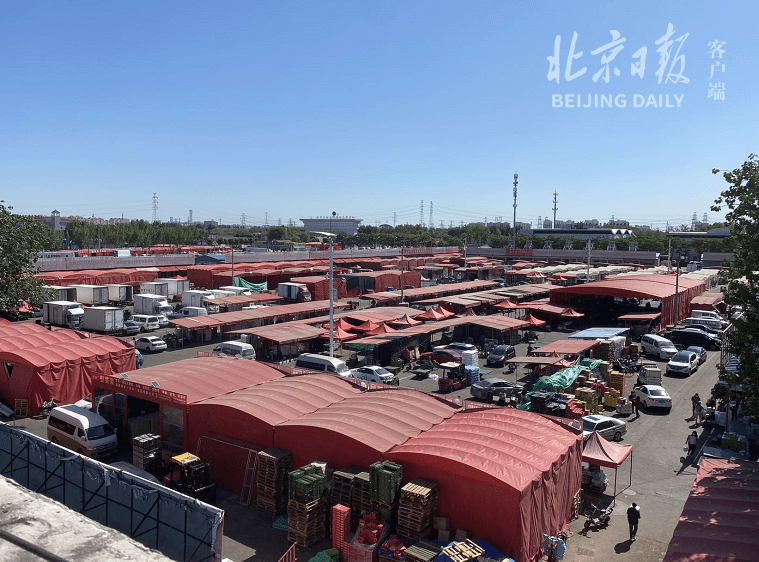 在北京新发地农产品批发市场猪肉批发大厅,刷一次身份证就可以完成扫