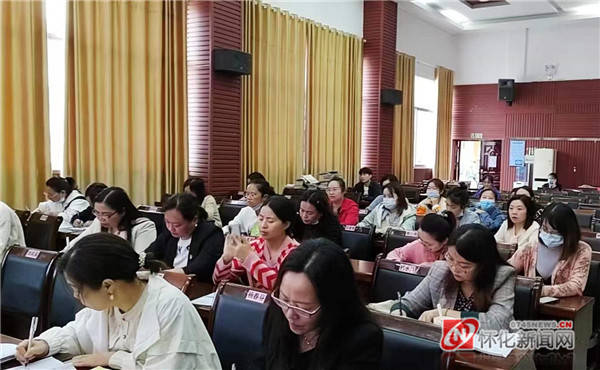 认真听课新晃县晃州镇第一完全小学校长杨芳玲介绍说:"这是新晃县幼小